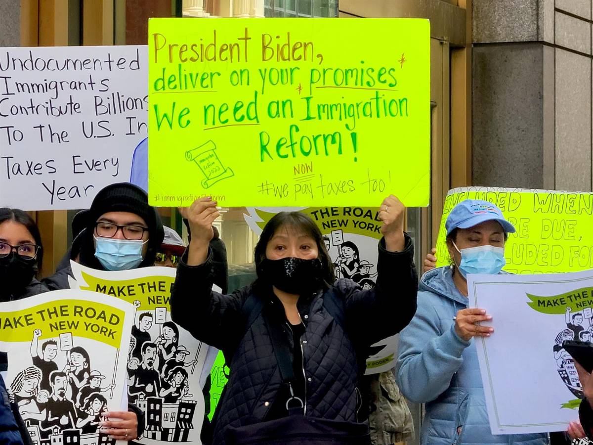 Inmigrantes indocumentados recuerdan que pagan impuestos y no son ciudadanos