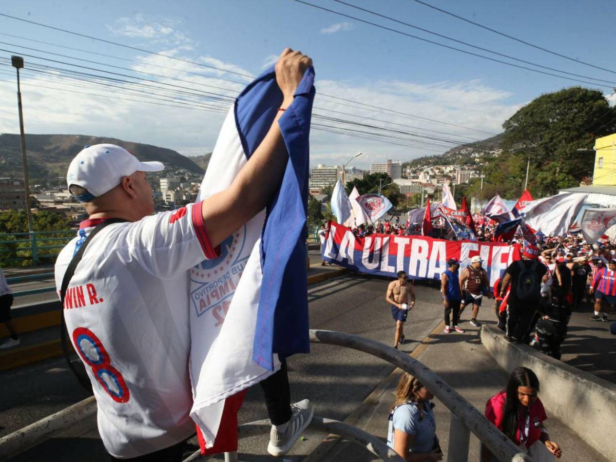 Las bellezas del clásico, show de Ultra Fiel y ambientazo para el Olimpia-Motagua