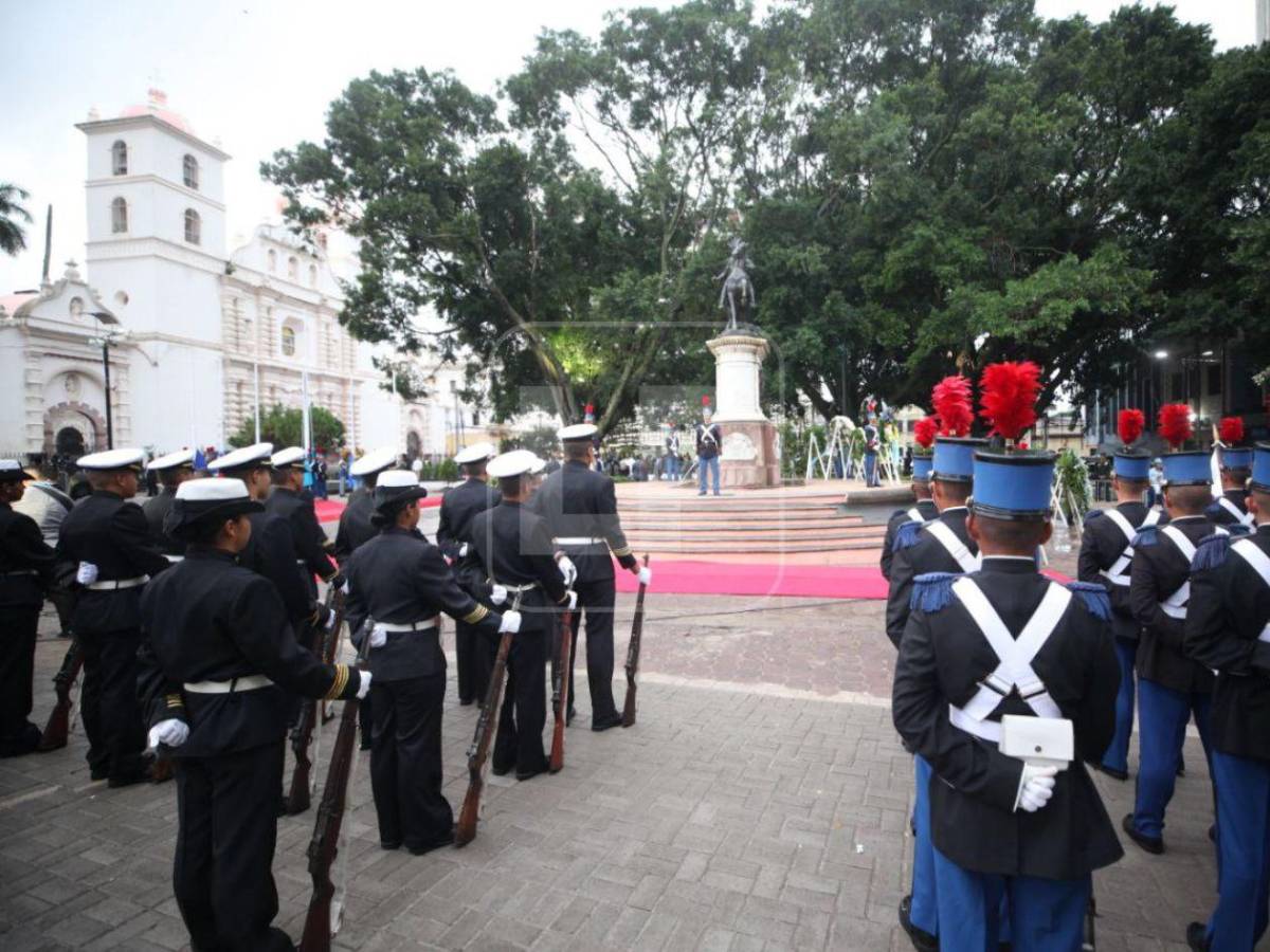 Nublado y con una ausencia: las imágenes que dejó la izada de la Bandera Nacional