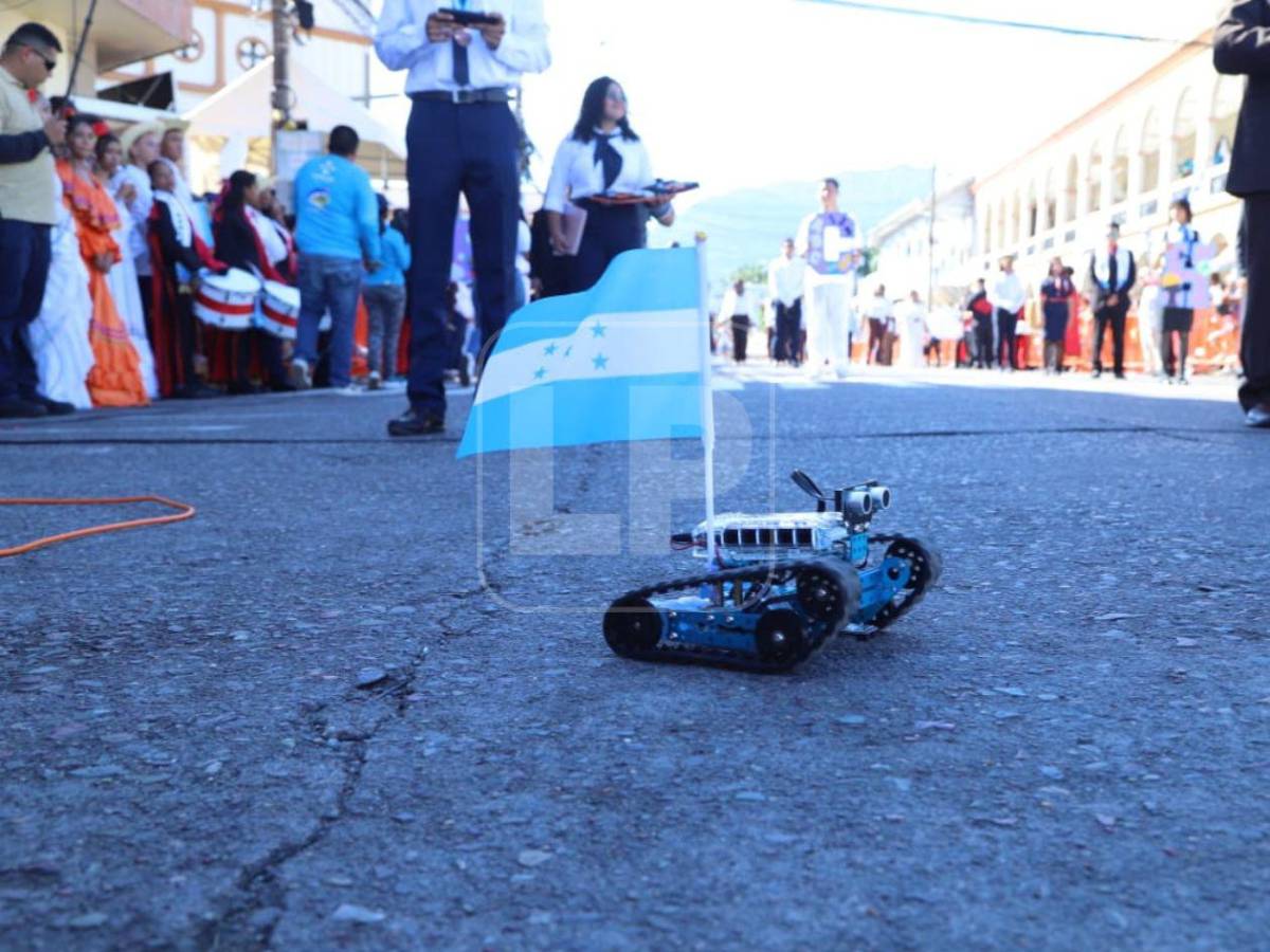¿Wall-E en La Ceiba? Las imágenes más destacadas de los desfiles ceibeños