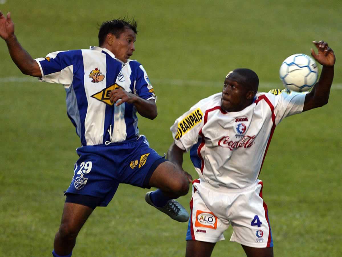 La jugada polémica: un centro al área del Olimpia no la pudo controlar Milton Palacios y la pelota dio en la mano del defensa. Era penal para el Victoria, pero Benigno Pineda no sancionó la infracción.