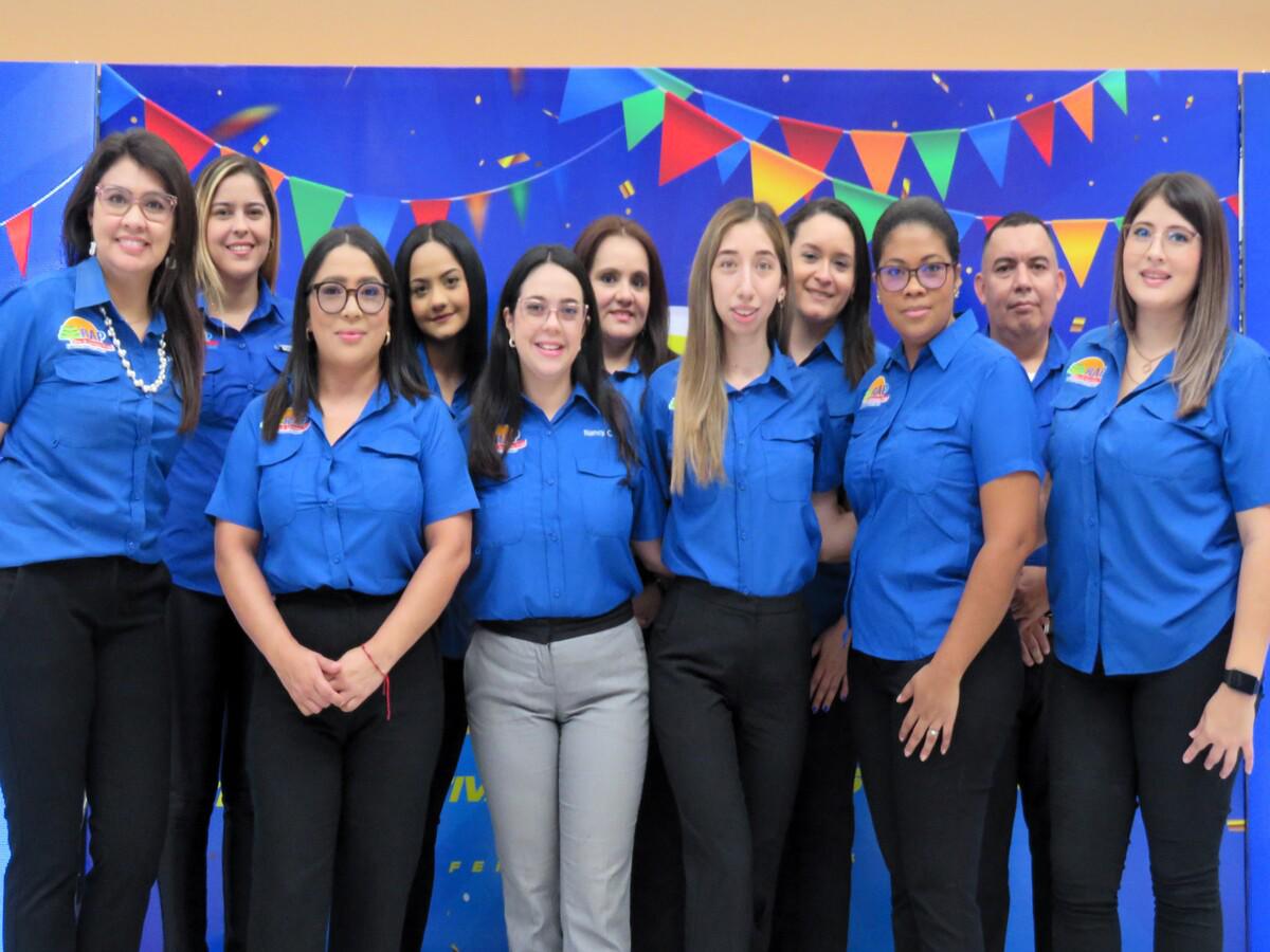 Los colaboradores del RAP atendieron todas las solicitudes de los asistentes en festival Rap Fest.