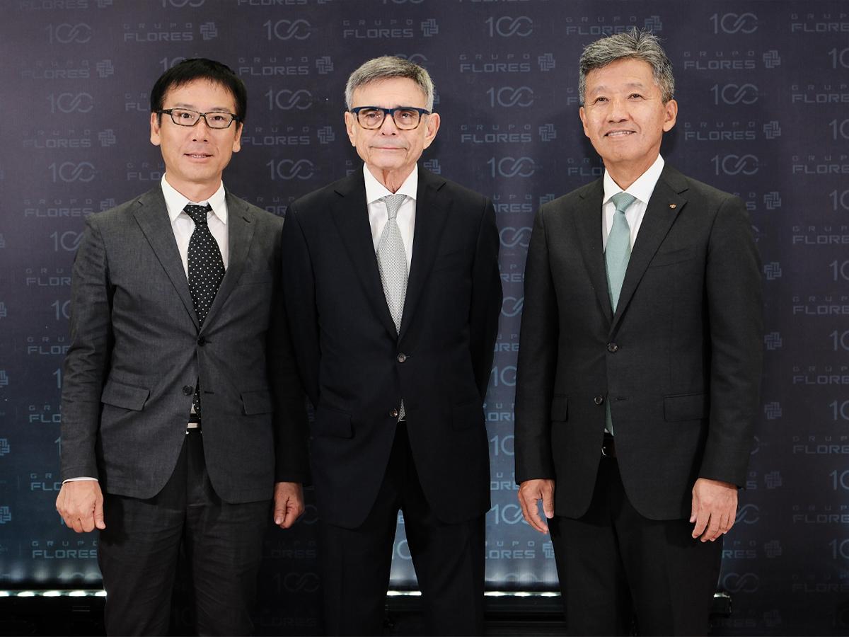 Hiroshi Yonenaga, director de Ventas para América Latina y el Caribe, don Alan Flores y Masahiro Inoue, CEO de Toyota para América Latina y el Caribe.