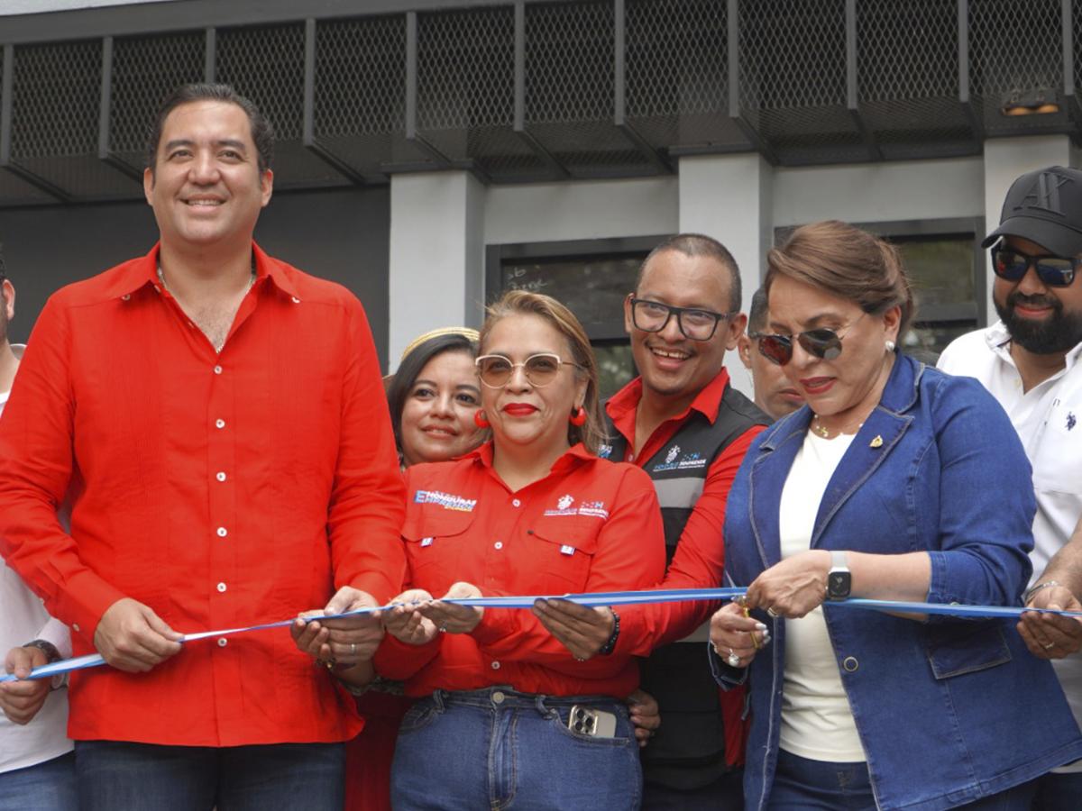 La Presidenta Xiomara Castro corta la cinta en la inauguración del Centro Comunitario de Innovación.