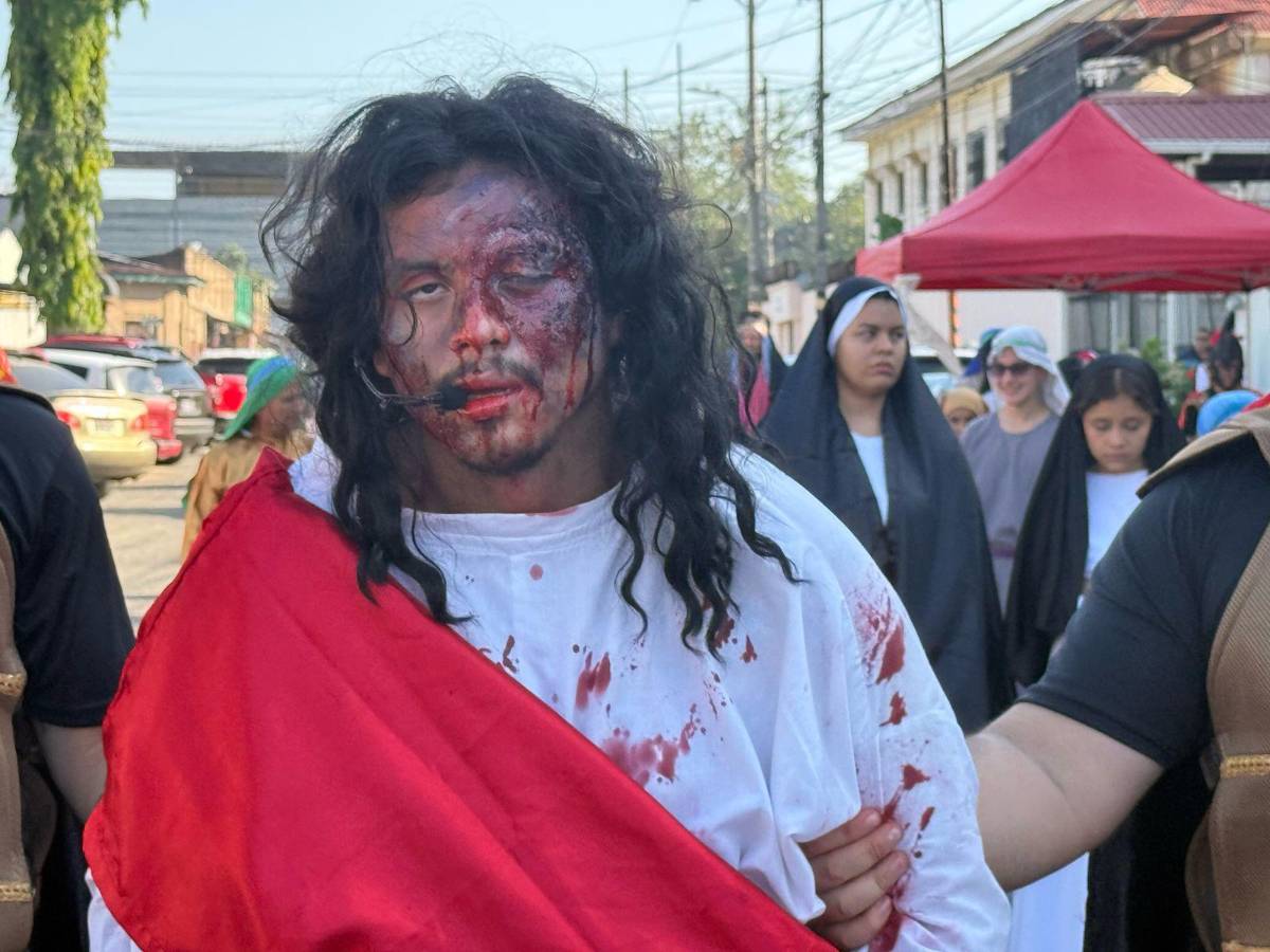 Entre oraciones y lágrimas, fieles acompañaron a Jesús en su camino al Calvario