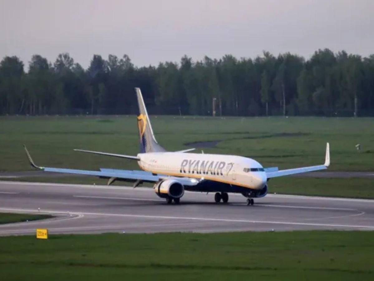 Entre tres personas lo jalábamos: mujer evitó que su esposo fuera succionado de un avión
