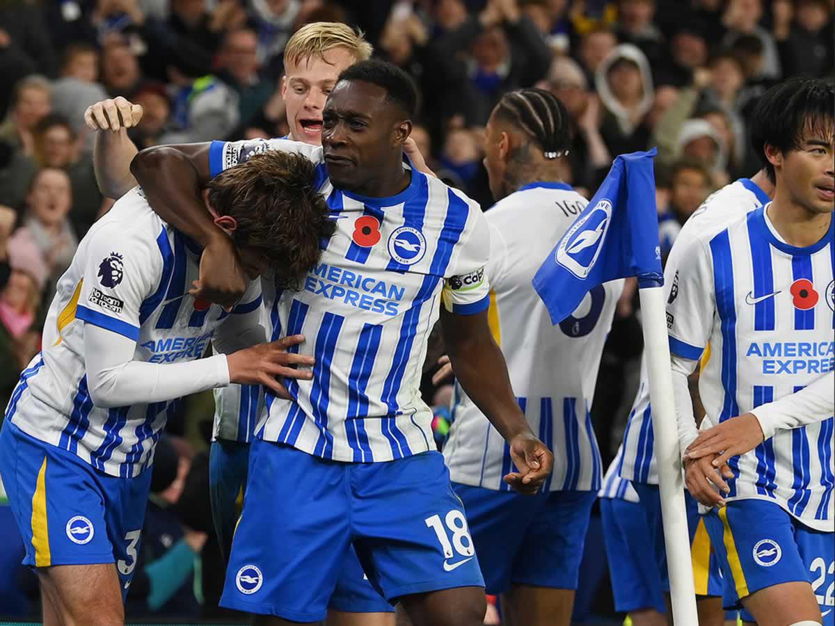 Los jugadores del Brighton festejan el gol de la remontada que marcó Matt O’Riley.