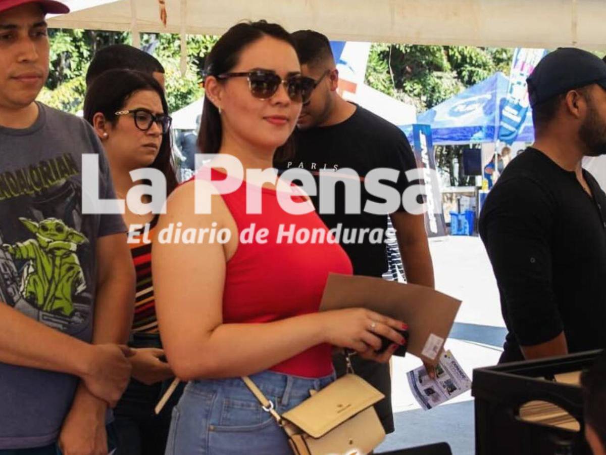 ¿Quién es la maestra y abogada que se viralizó en las redes por su porte y belleza?