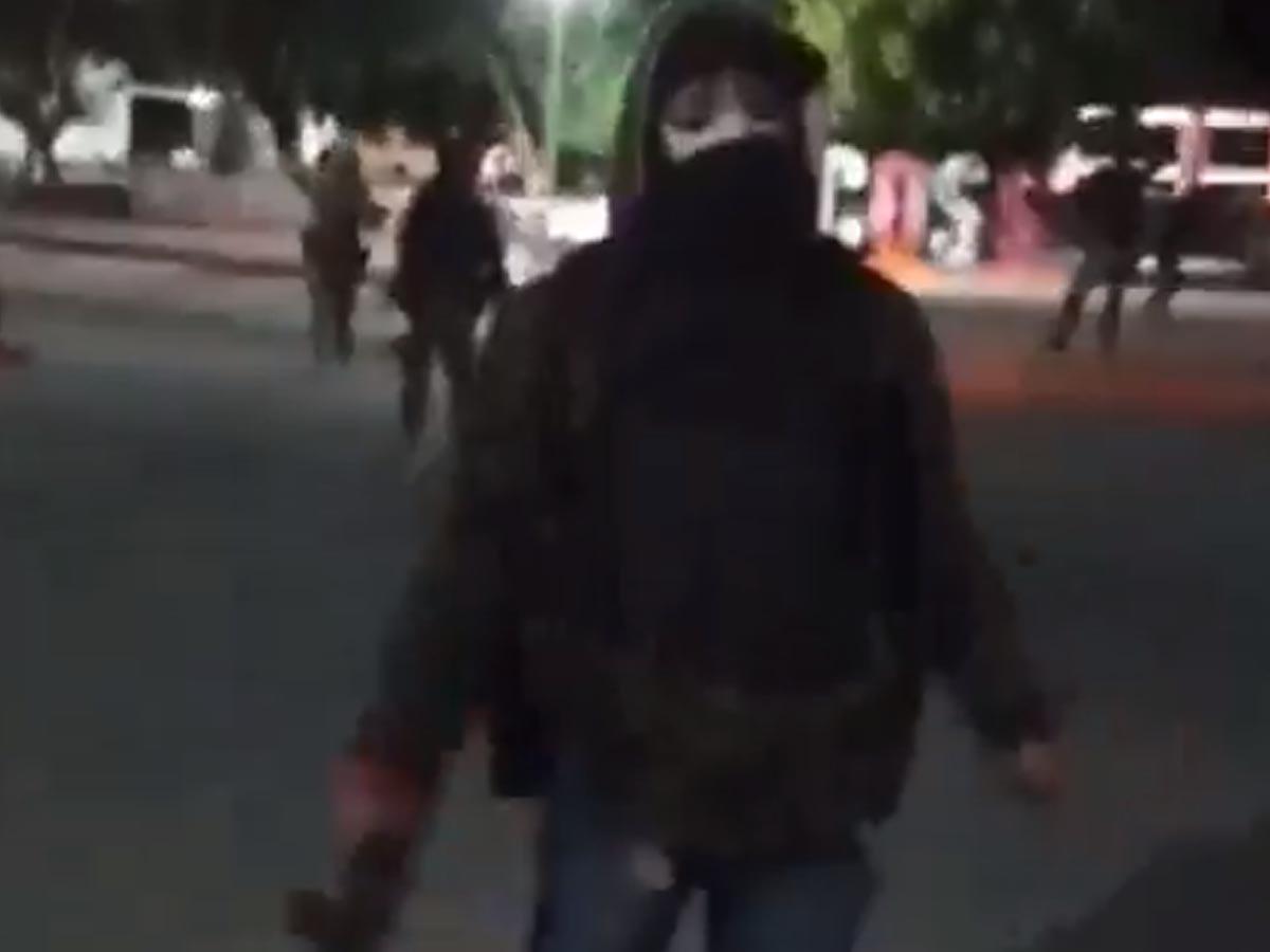 Un sicario del Cártel del Golfo después derrotar a un comando del Cártel del Noreste.