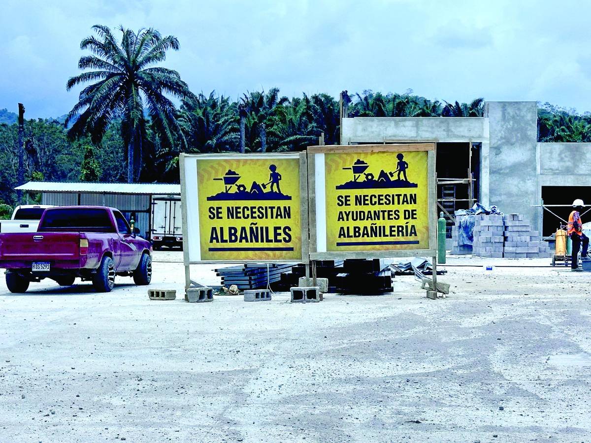 Éxodo de albañiles hacia México pone en aprietos a la construcción