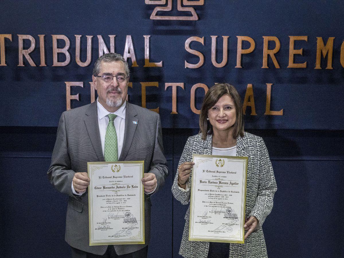 Entregan credenciales al presidente electo de Guatemala