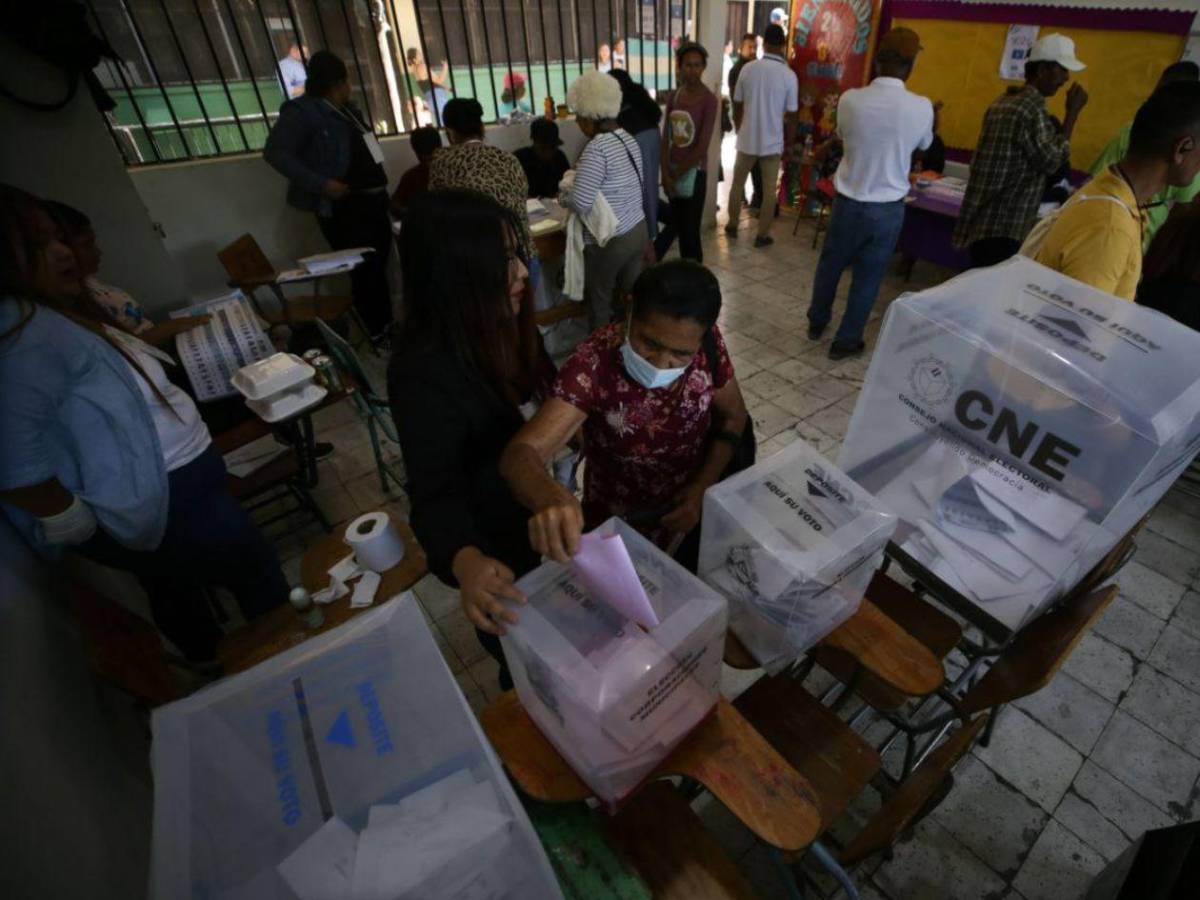 Seguidores de Libre y PNH casi se van a los golpes en centro de votación