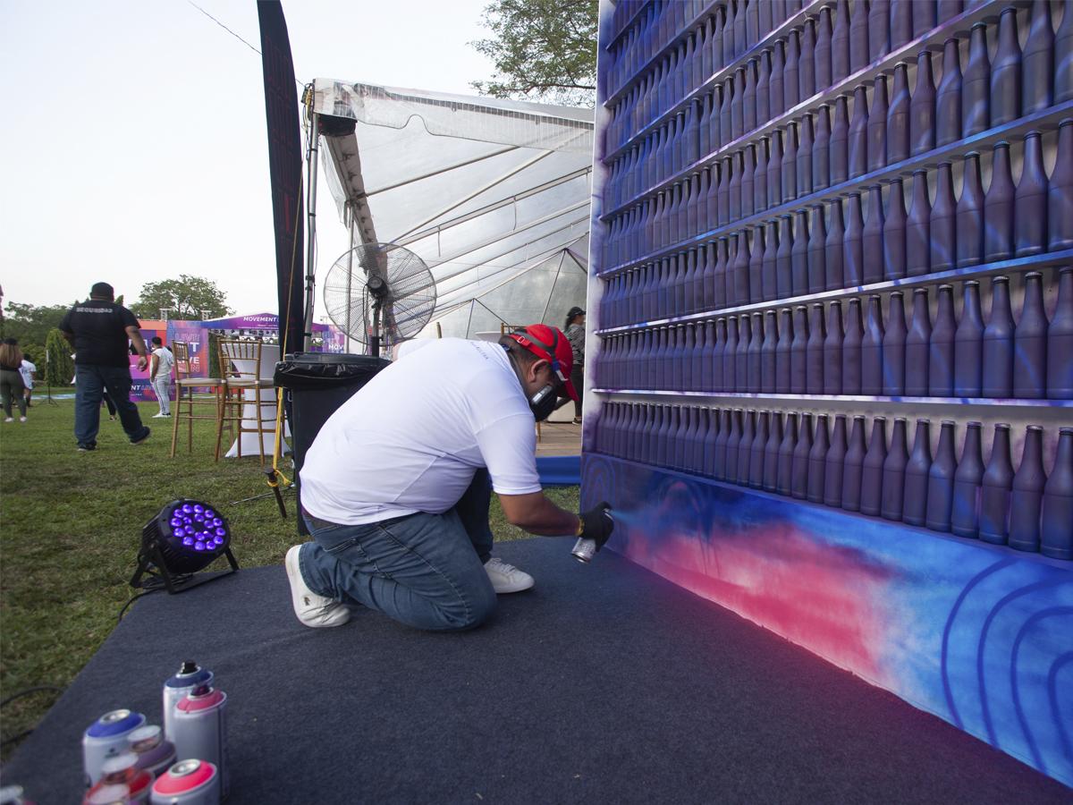 El artista Ángel Torres realizó una obra de arte para los presentes.