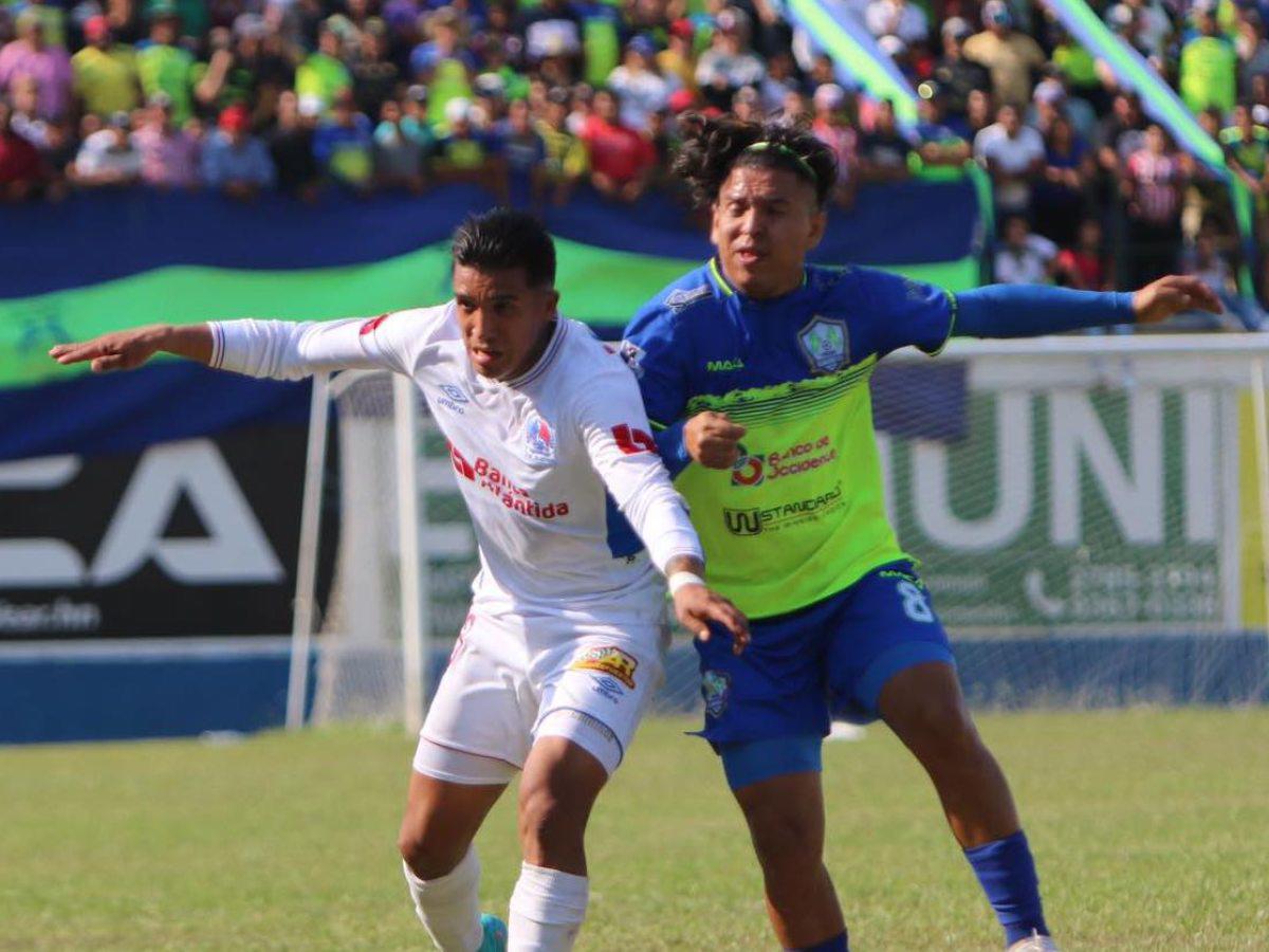 Michaell Chirinos fue bien marcado por la zaga defensiva de los Potros. En la imagen recibe la marca de “Cachita” Gómez.