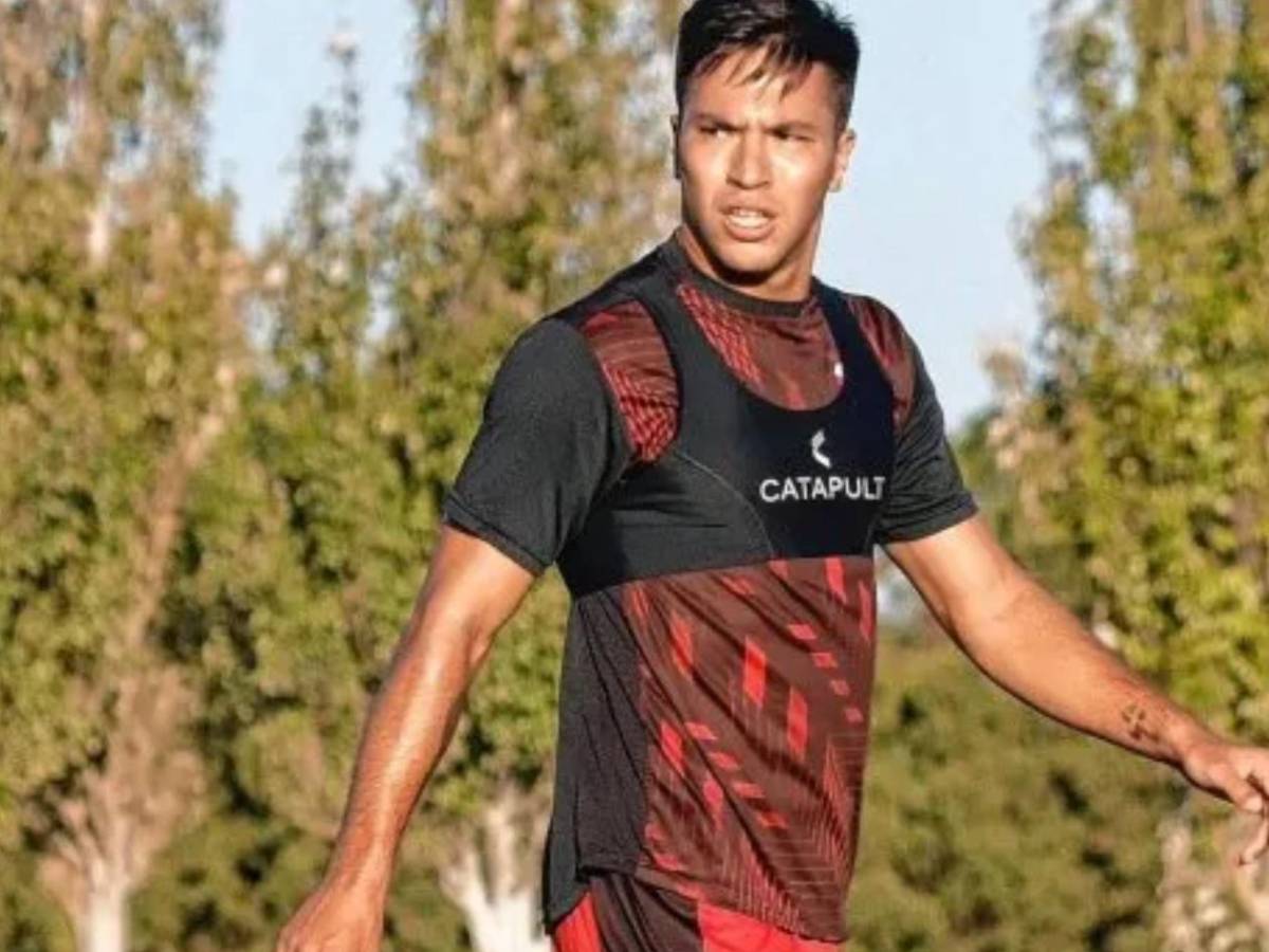 Futbolista presenta a su novio en medio de entrevista y equipo toma decisión