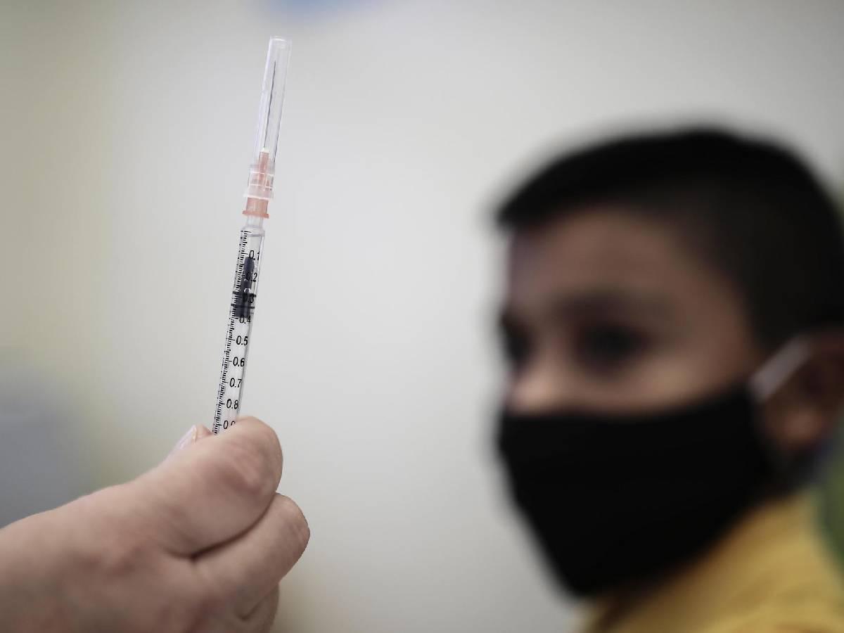 Covid-19: Comienzan a vacunar niños de entre 6 meses y 4 años