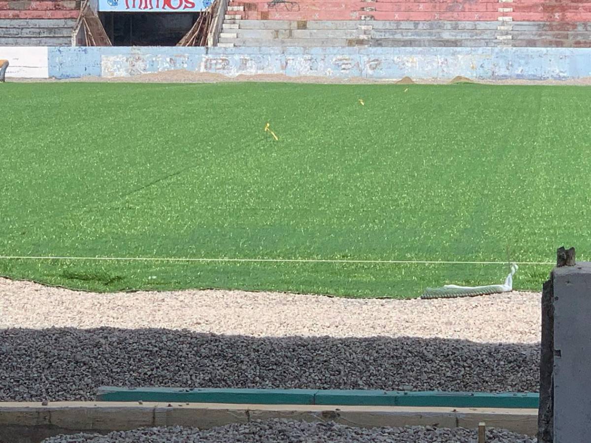Así van los trabajos del estadio Ceibeño: ya se colocó la carpeta híbrida