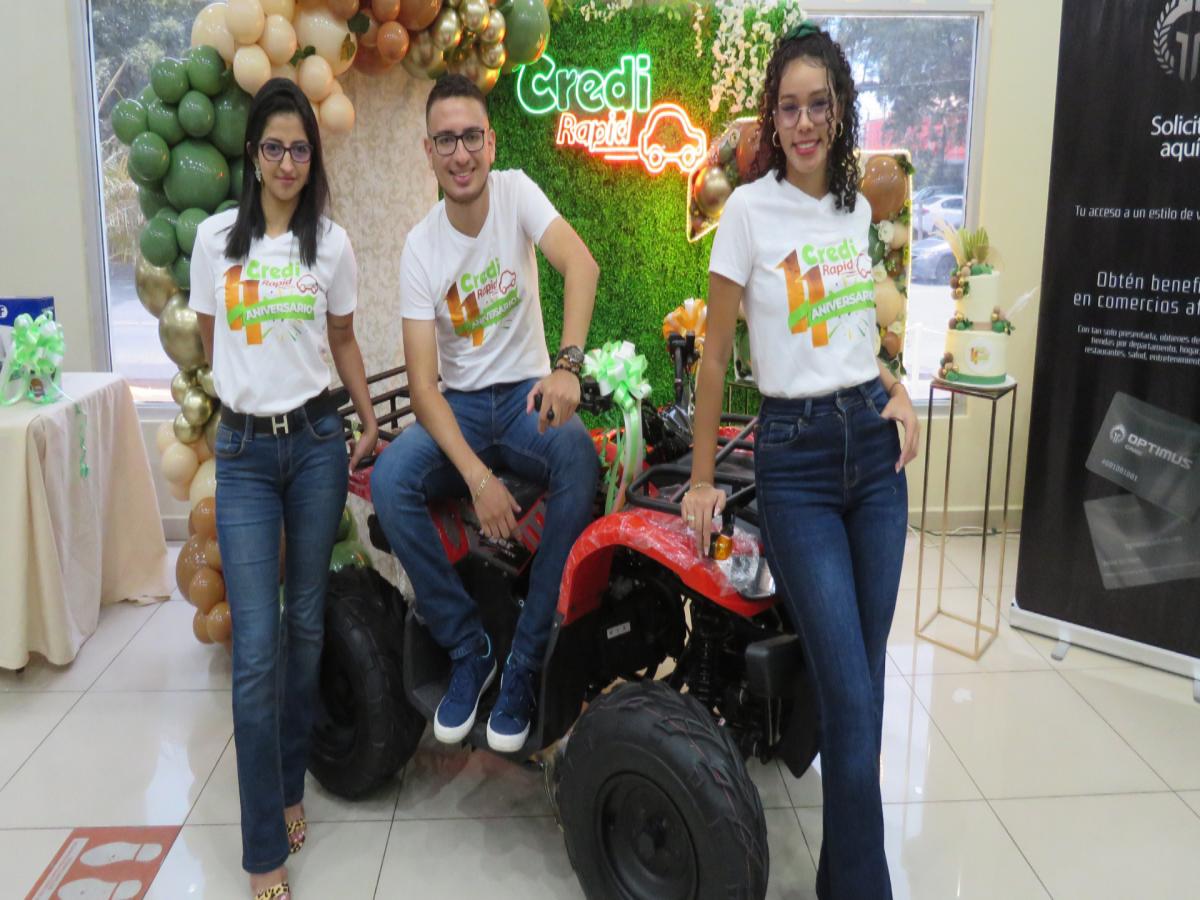 Los colaboradores de CrediRapid posaron con la cuatrimoto que está destinada para uno de sus fieles clientes.