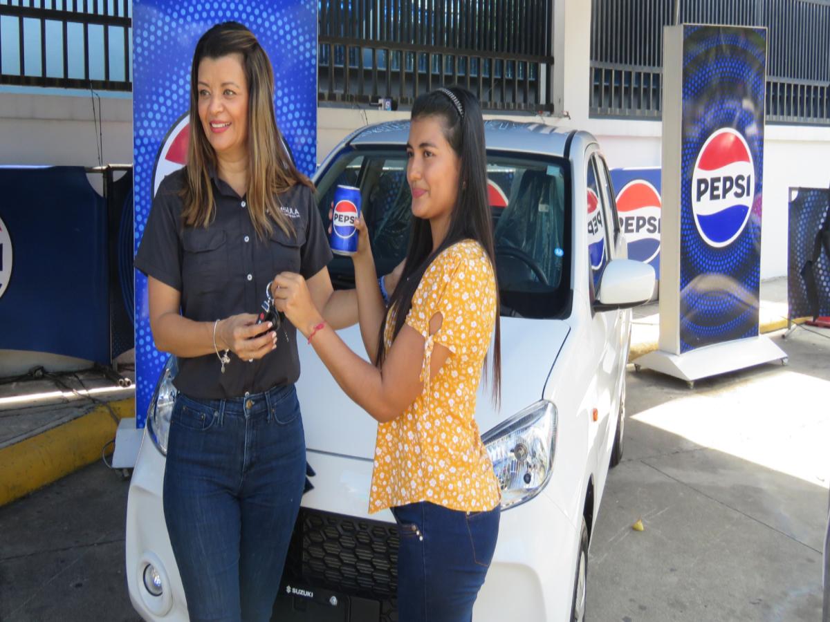 Patricia Wilson hace entrega del premio a Ingrid Mariela Vásquez.