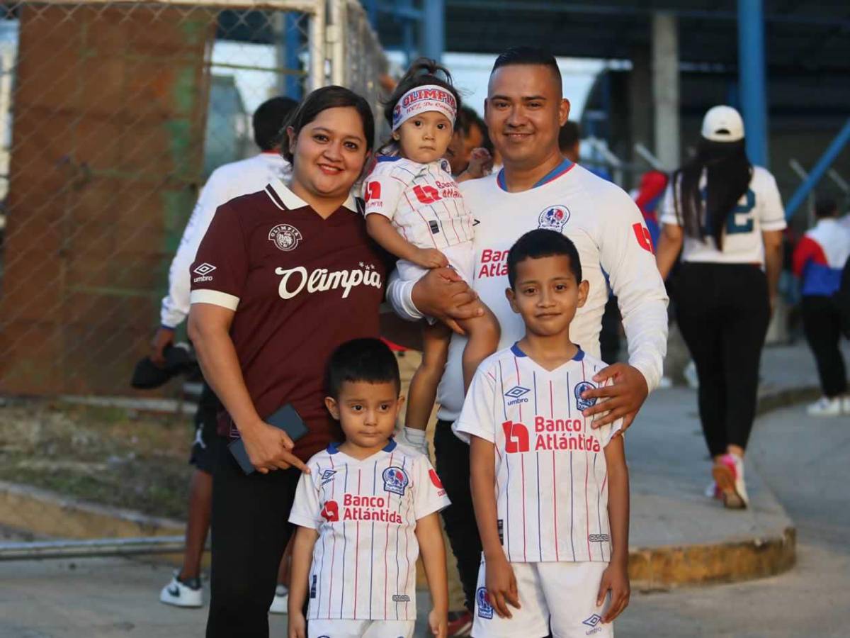 Chicas cautivan y show de la Ultra Fiel: ambientazo en el Olimpia vs Alajuelense en el Nacional