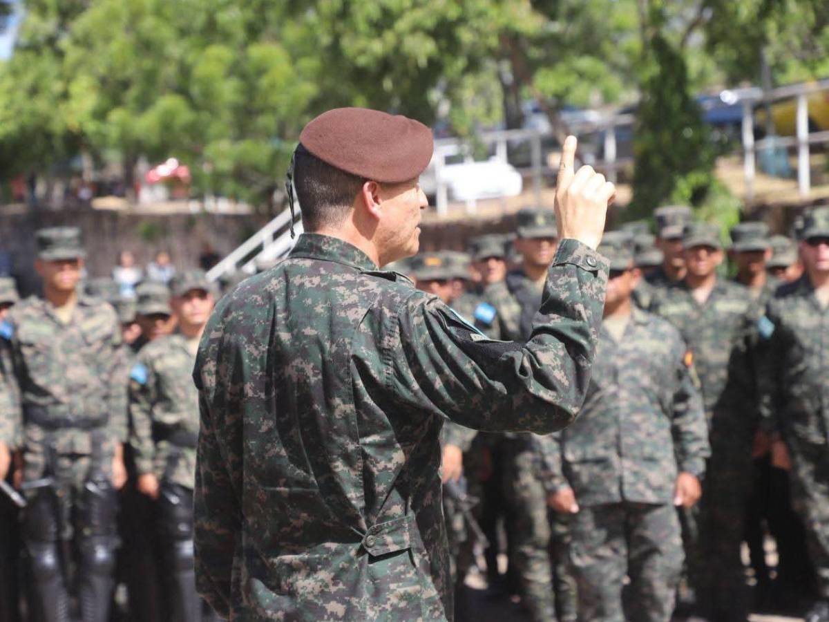 En imágenes: Así fue la visita del nuevo jefe de las Fuerzas Armadas al CLE