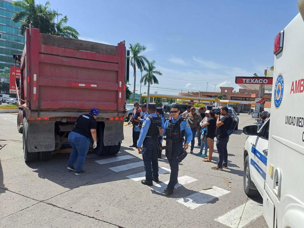 Hombre sin ropa paraliza el tráfico en el Monumento a la Madre de SPS