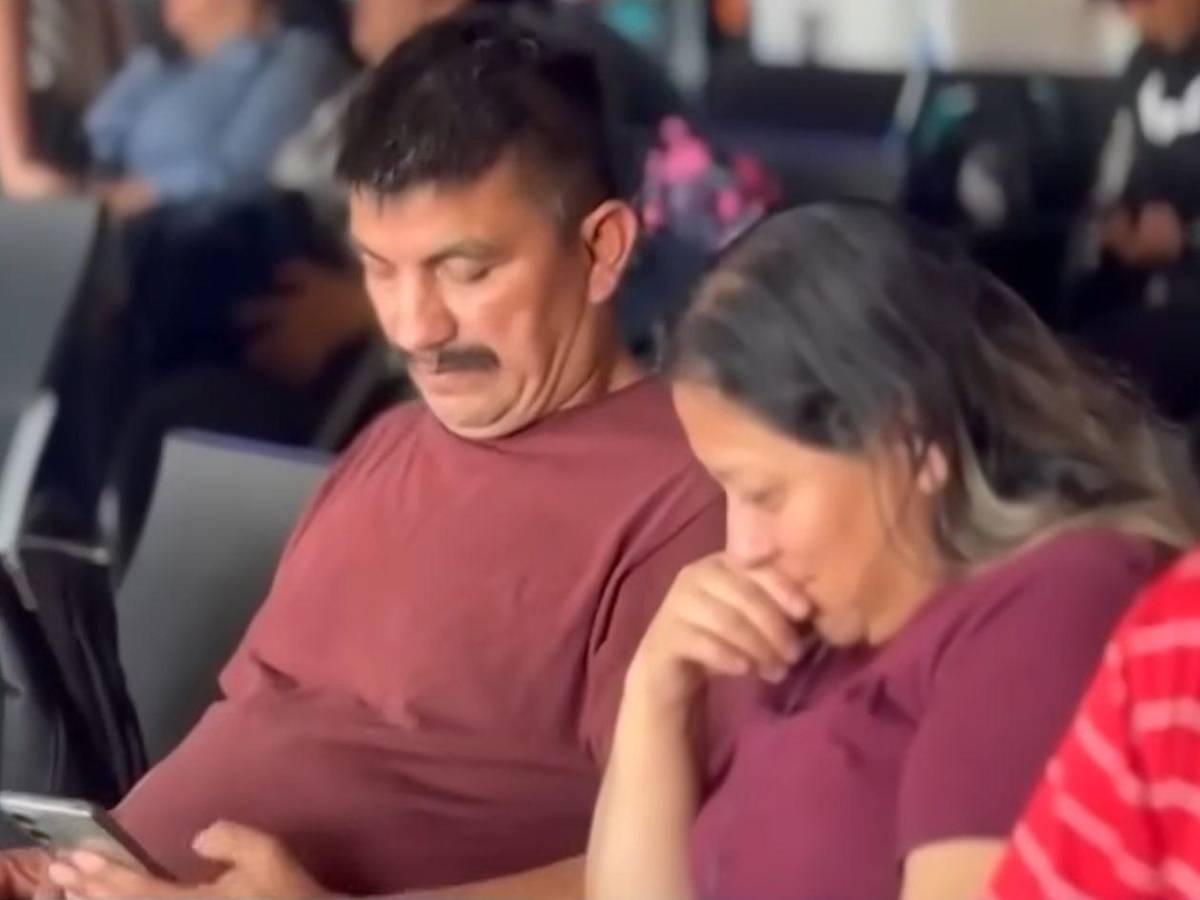 Entre lágrimas y abrazos: joven se reencuentra con sus padres tras proceso migratorio en USA