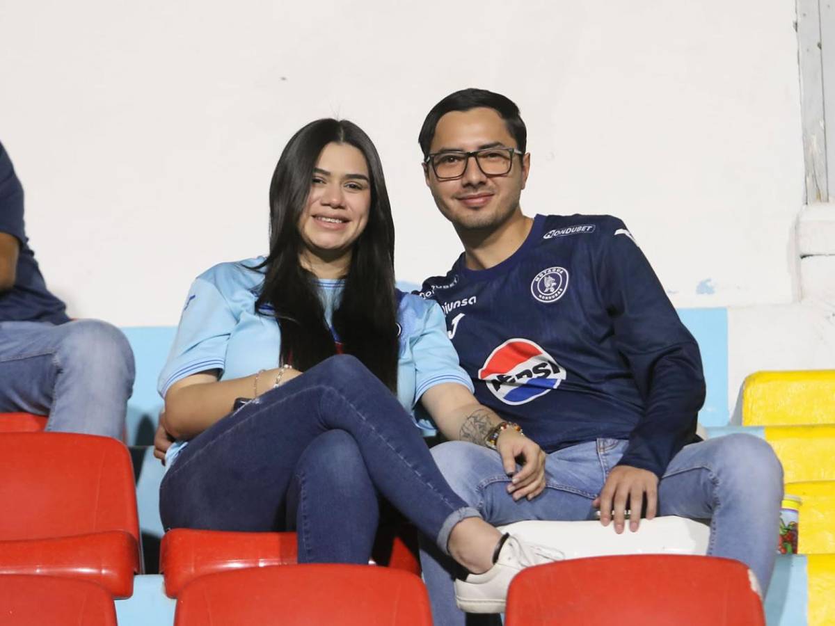 Las bellas chicas que adornan el ambiente en el Clásico Motagua vs Marathón en el Nacional