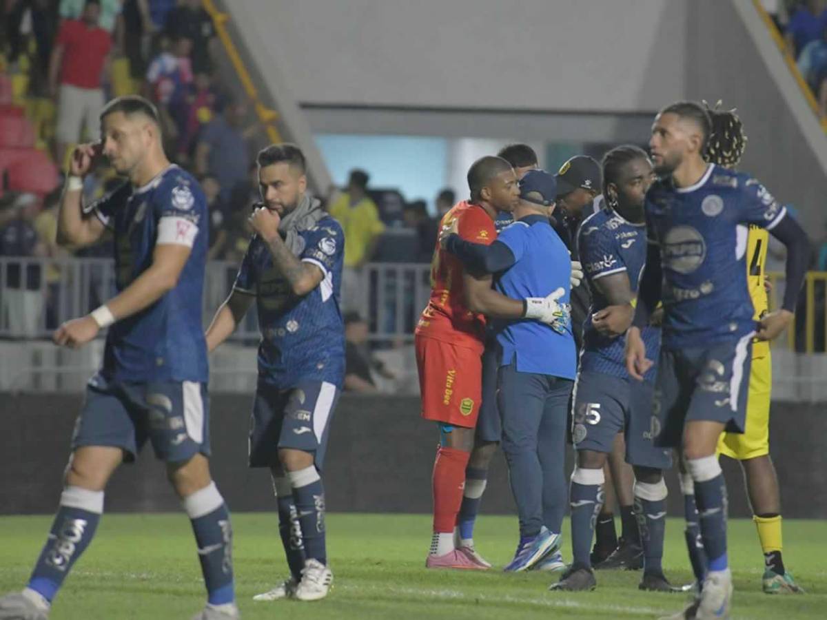 'Tota' Medina pierde la cabeza, festejo a lo Cristiano, mensaje al DT de Honduras en el Clásico y lindas chicas