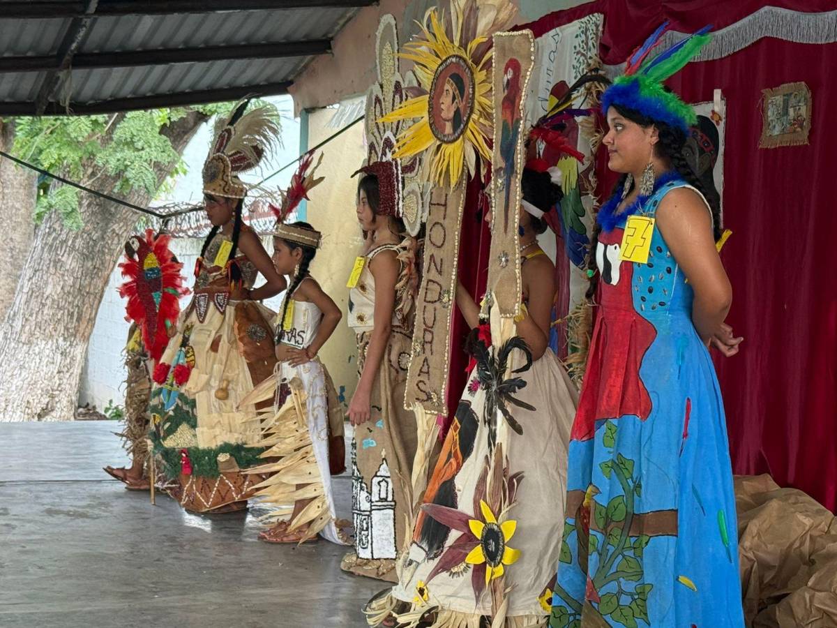 Niños hondureños honran al Cacique Lempira con espectaculares trajes típicos