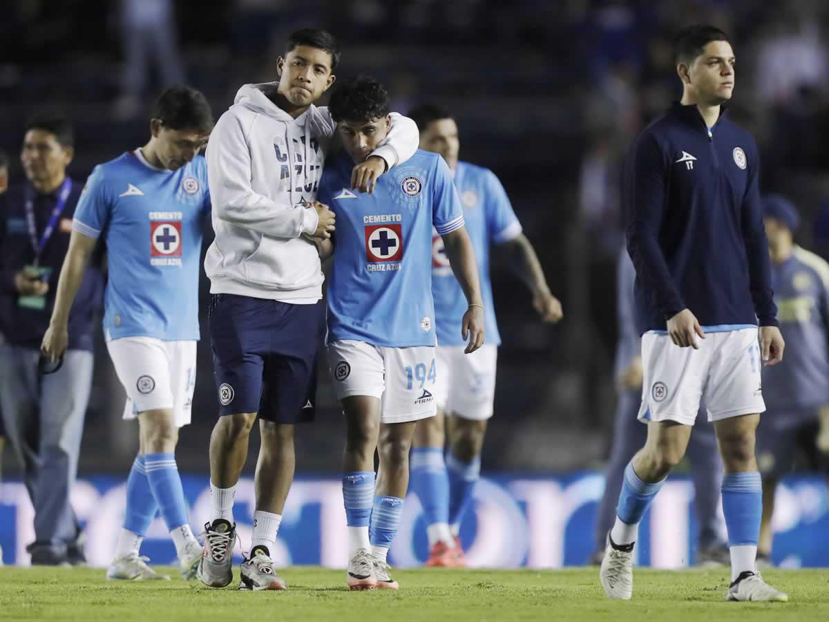 La tristeza de los jugadores del Cruz Azul tras ser eliminados en semifinales.