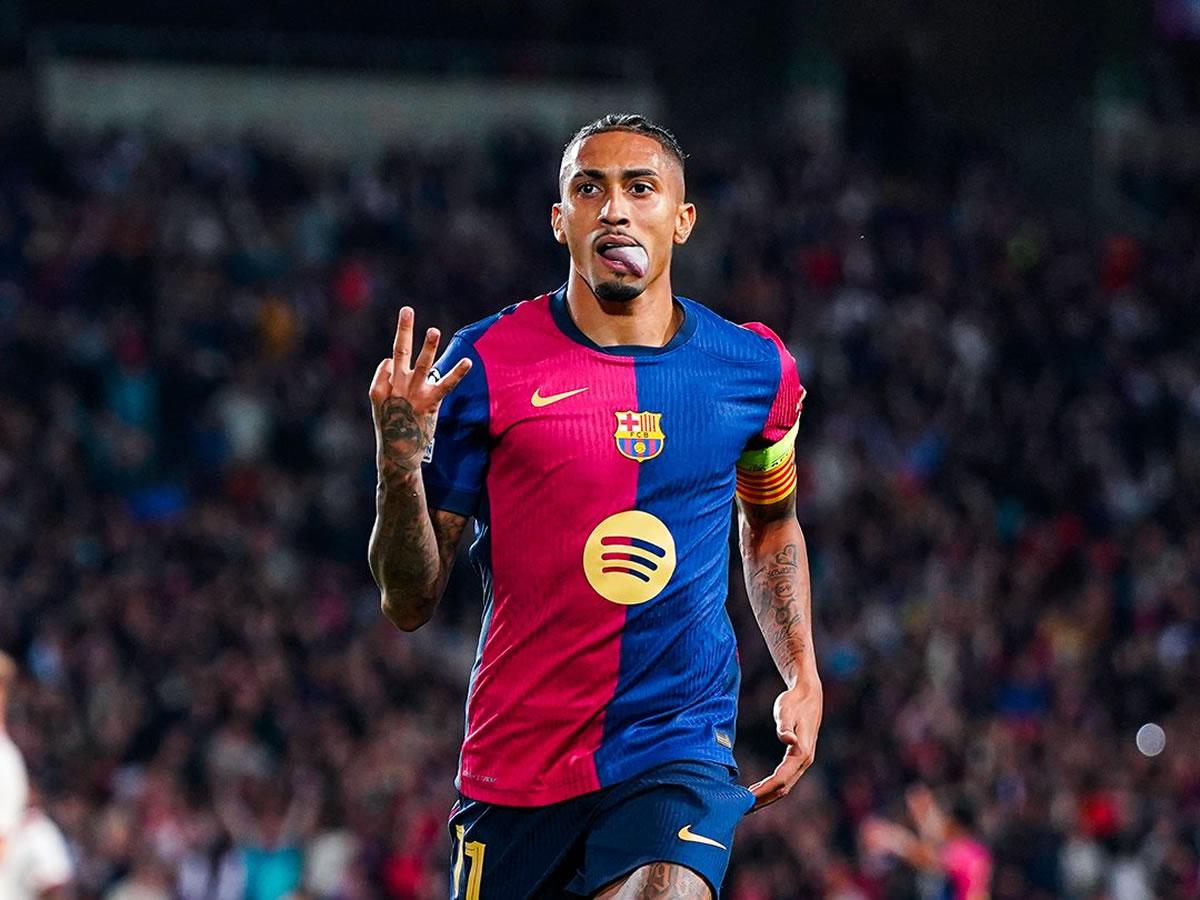 Raphinha se despachó con un hat-trick ante el Bayern y así lo celebró.