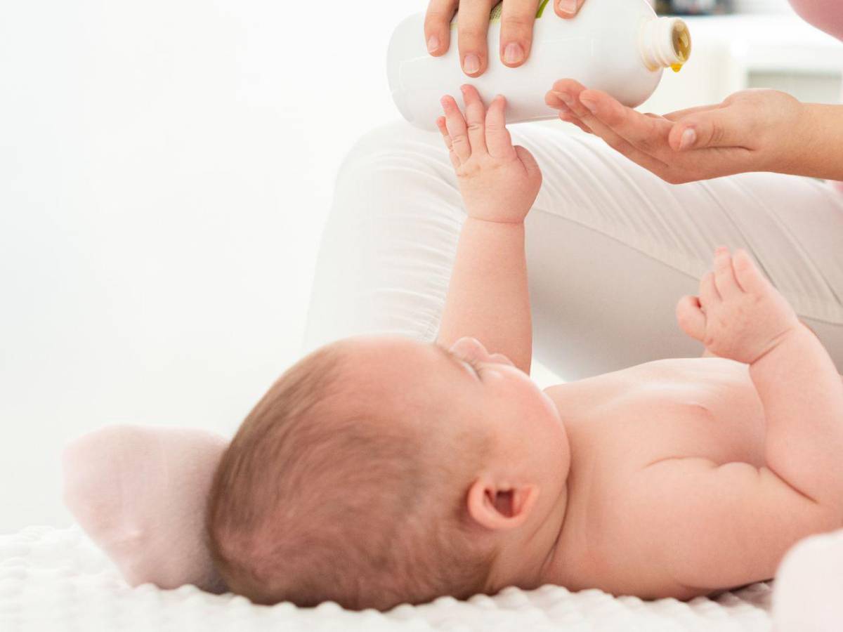 Así destroza la tos ferina el pecho de un bebé: tose hasta ponerse morado...