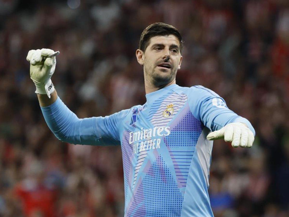 Courtois recibió varios objetos por parte de seguidores del Atlético de Madrid.