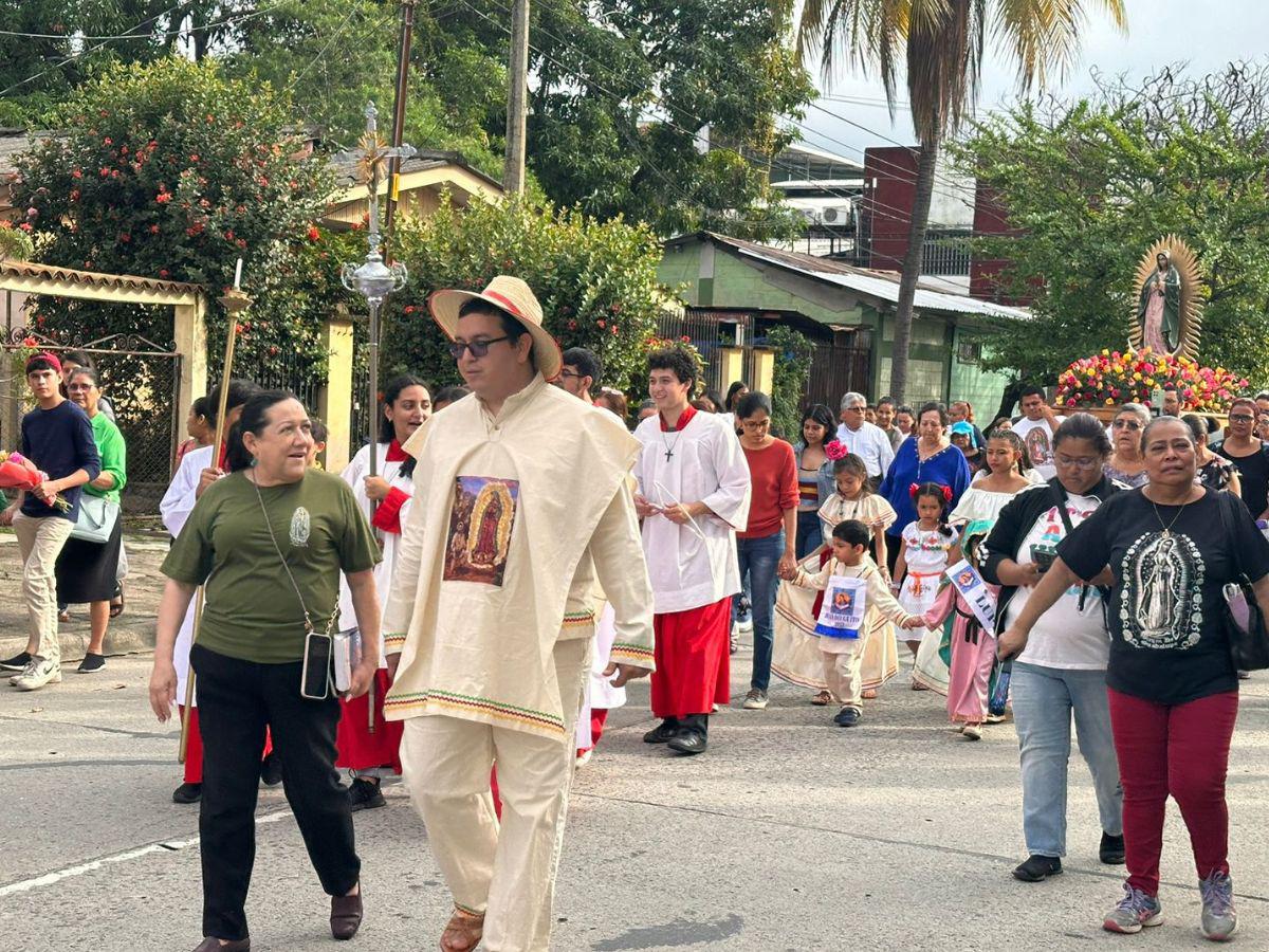 Feligreses gritando vivas a la virgen y cantando canciones marianas acompañaron la imagen de la virgen de Guadalupe.