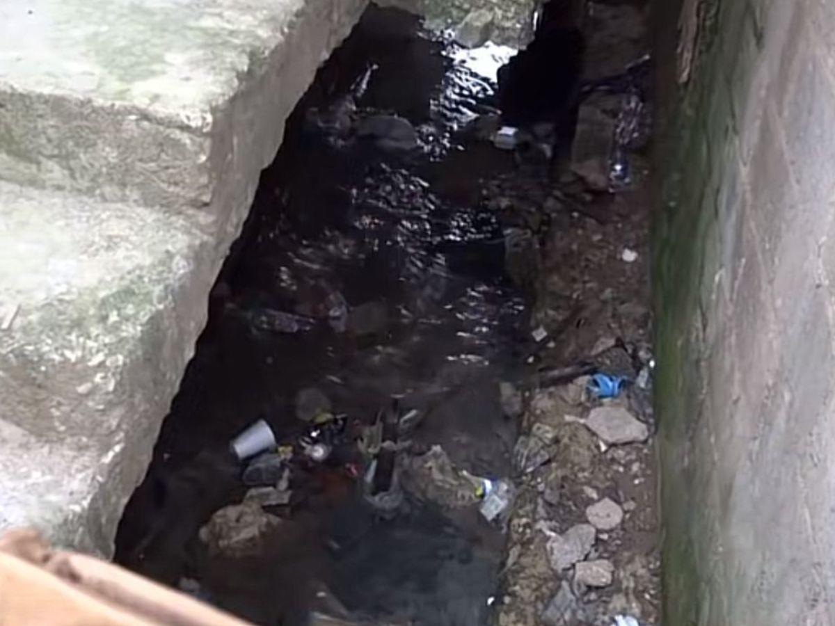 Hallan muerta a niña dentro de una mochila en una alcantarilla; su padre fue detenido