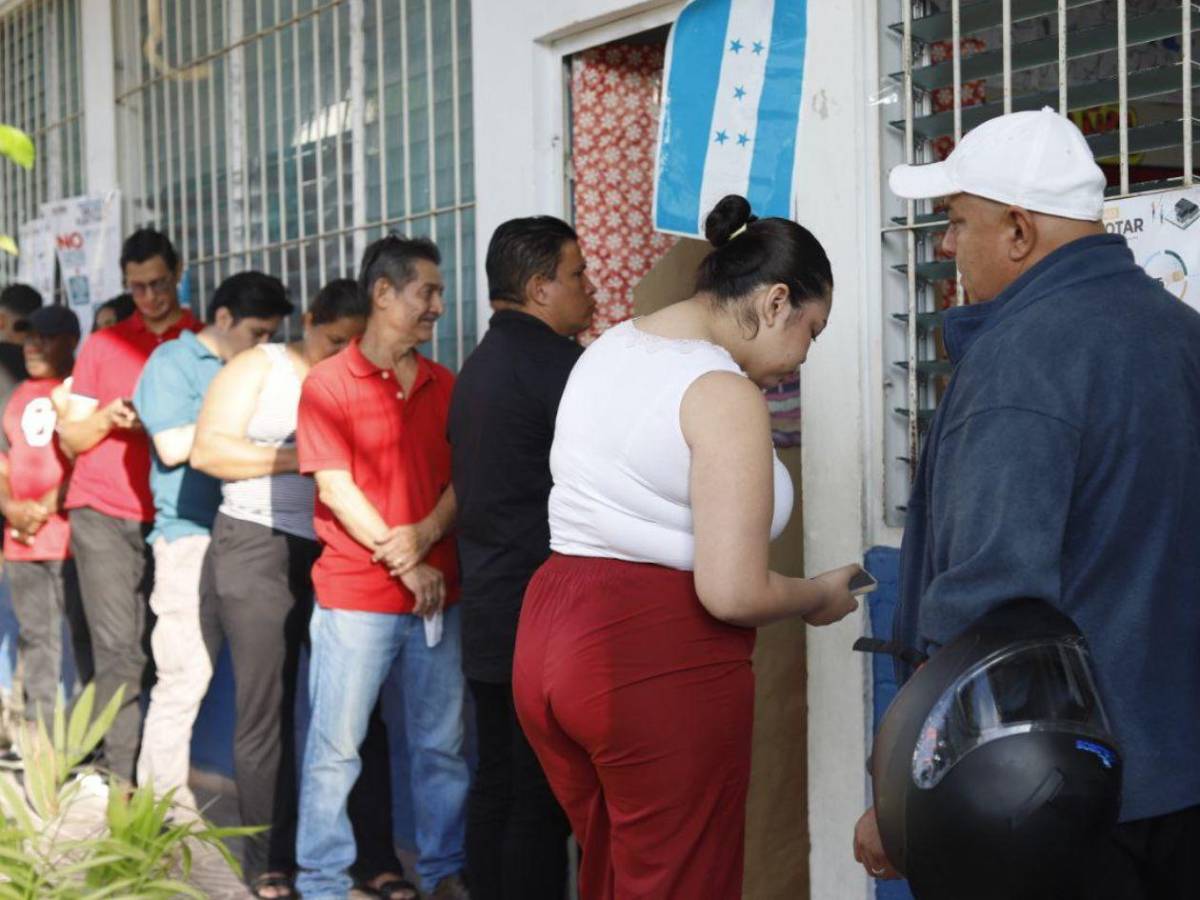 Largas filas en centros de votación en elecciones generales