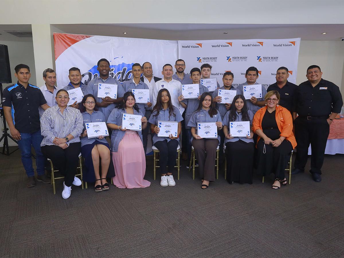 20 jóvenes se gradúan en técnicos de reparación de motocicletas ITALIKA