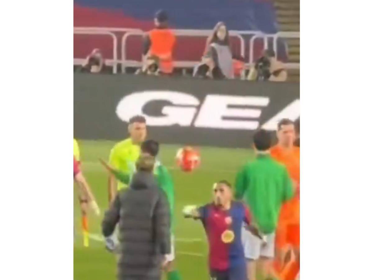 Raphinha pierde el control con el Barca y se lleva a Ter Stegen de encuentro