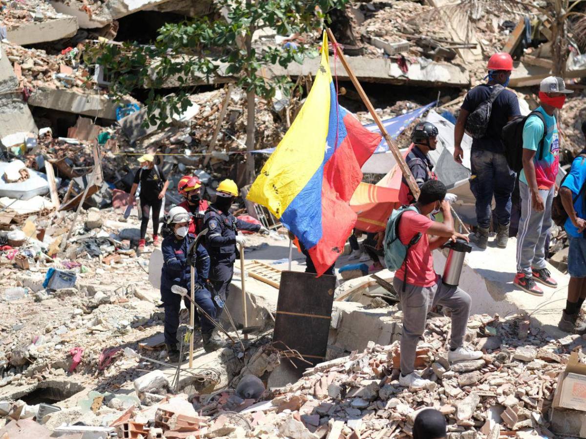 Polvo de los escombros enferma a familiares que buscaban víctimas del terremoto en Venezuela