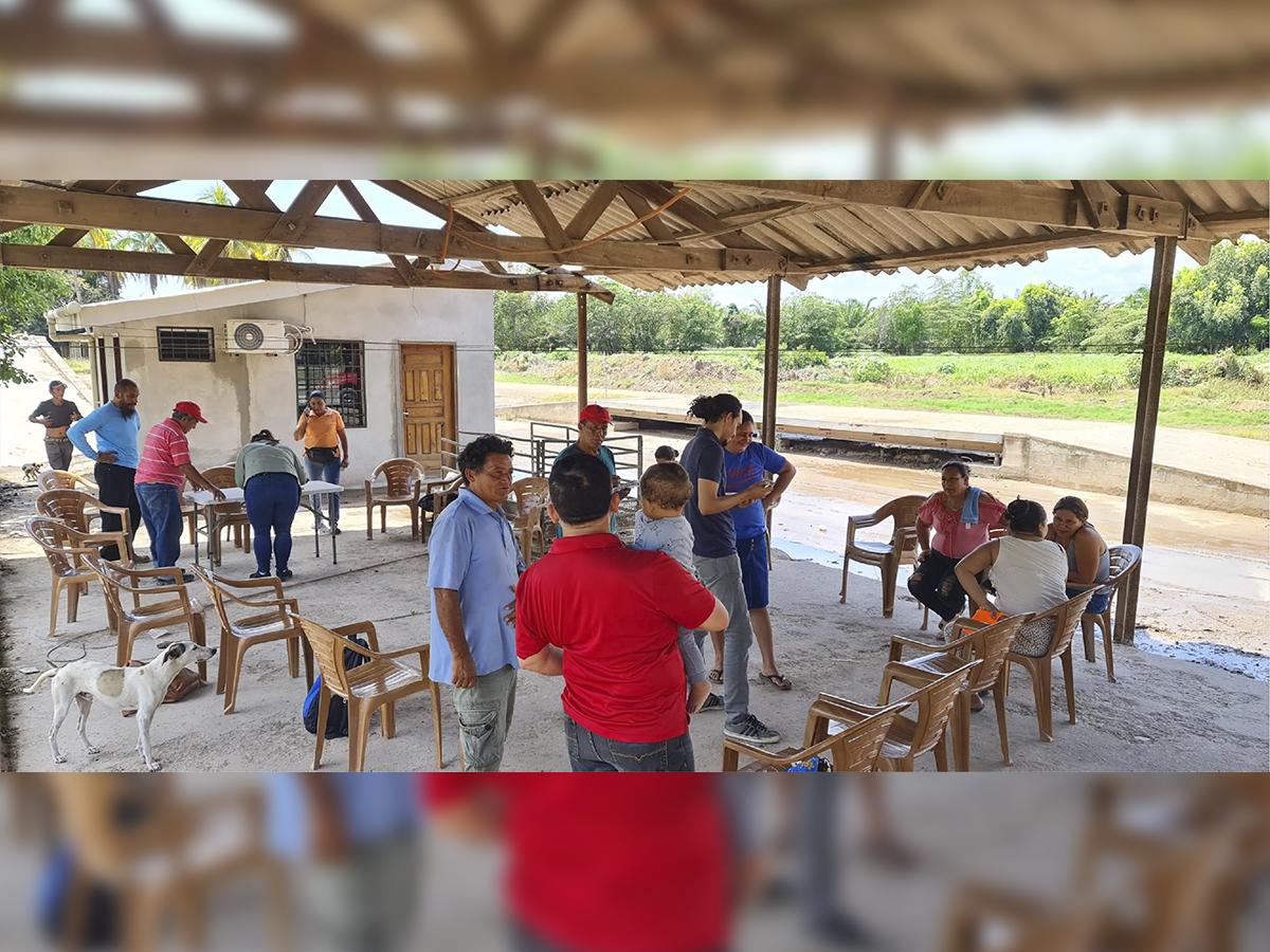 La comunidad participa en la autoconstrucción de viviendas en las aldeas con la mano de obra local.