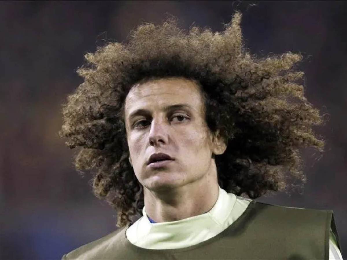 David Luiz luce irreconocible: el sorpresivo cambio de look tras cortarse el pelo