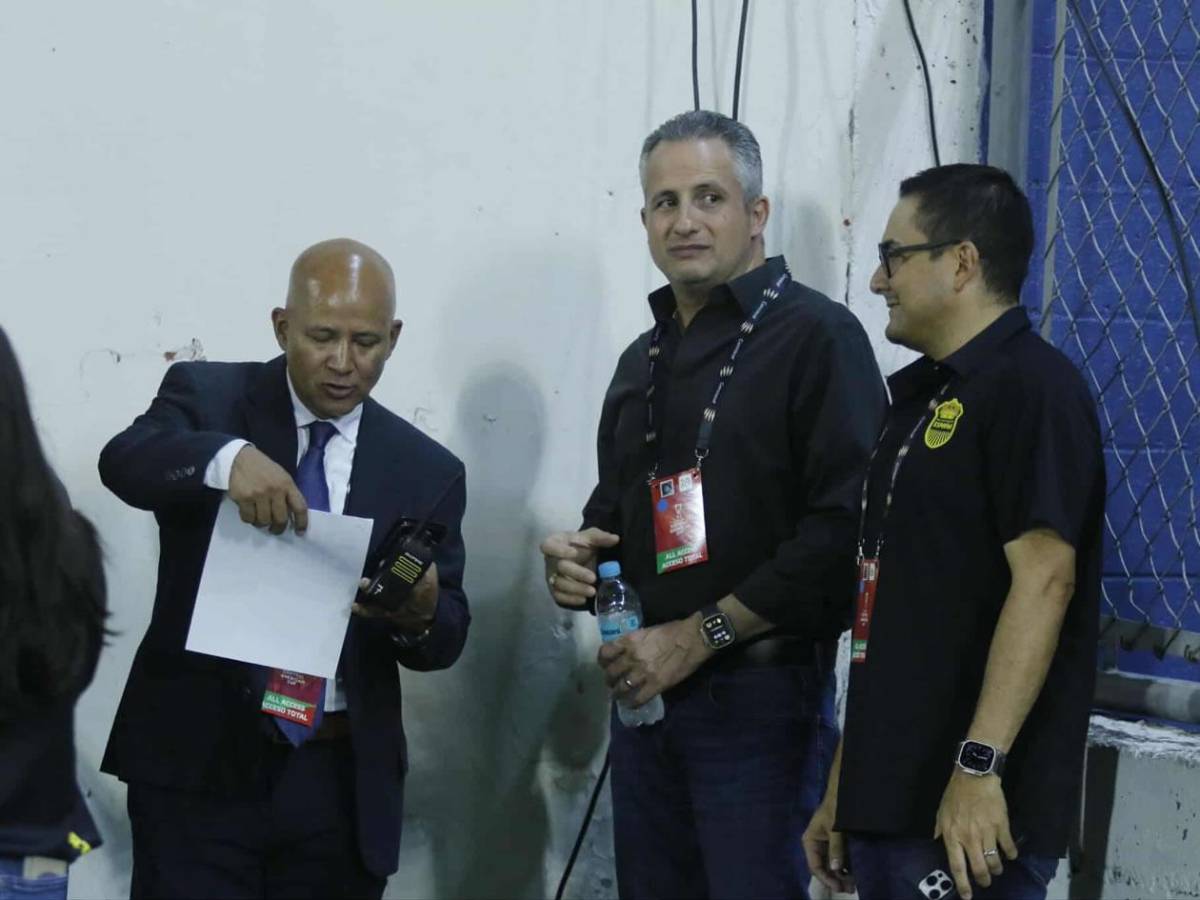 La alegría de Real España, grave lesión, jugador caminó descalzoy linda chica enamora