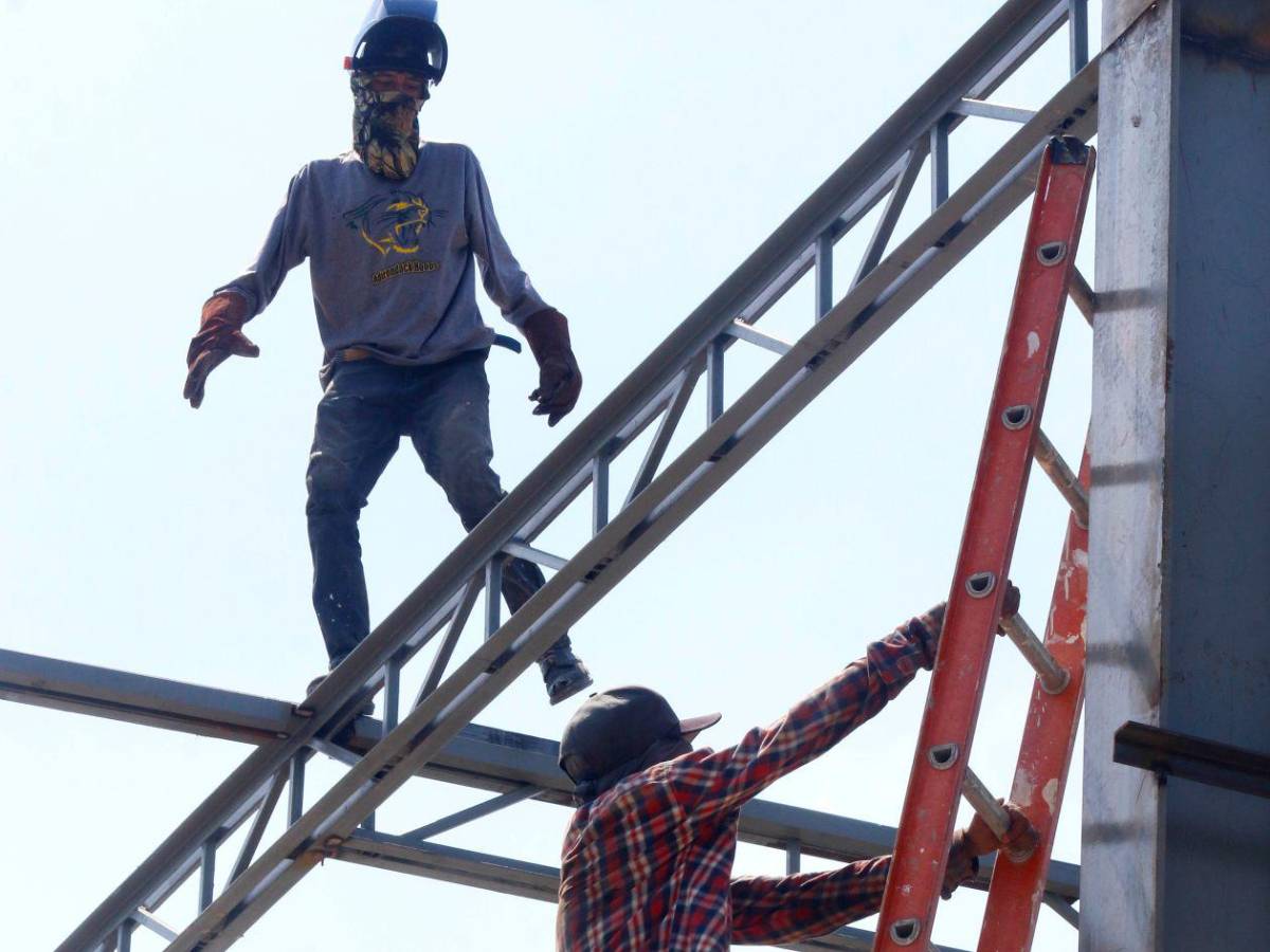Bajo sol o la lluvia: el “motor laboral” de Honduras hace el trabajo pesado