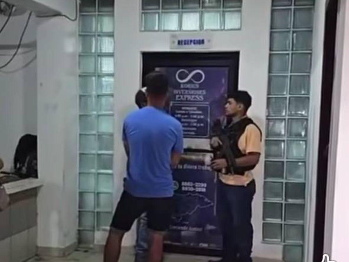 Descubren fusiles R-15 y una Uzi durante operativo en Koriun en Choloma