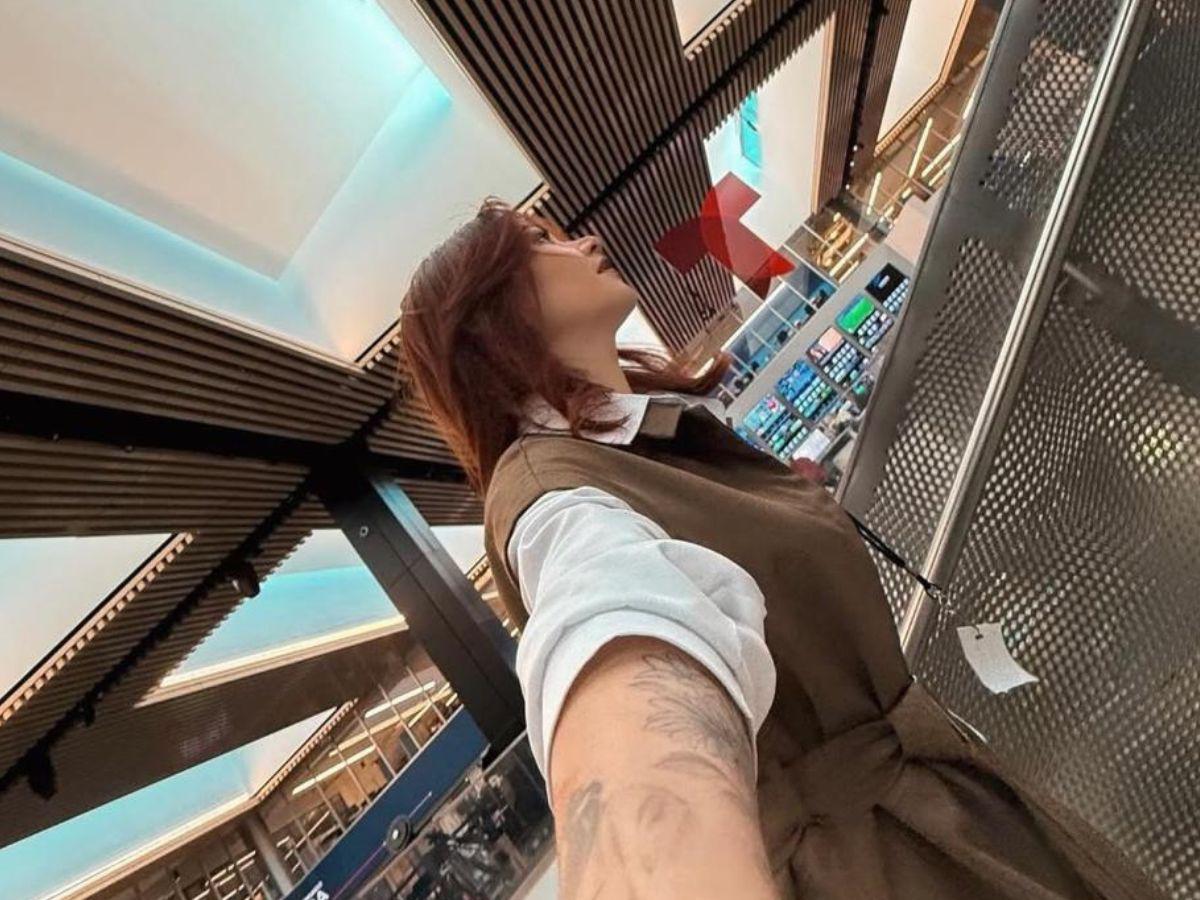 ¿Nuevo trabajo? Jennifer Aplícano sorprende desde Telemundo