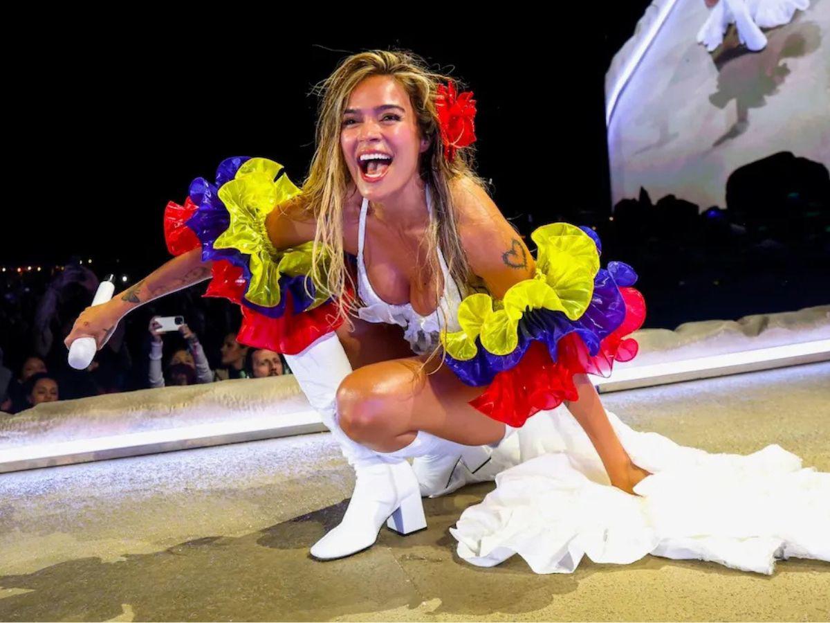 Karol G se emociona al ver bandera de Honduras en Coachella