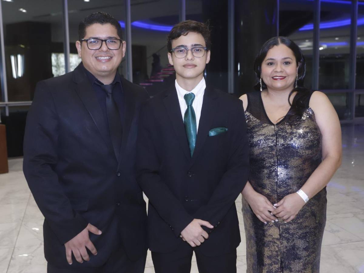 Elegancia y orgullo: Fiesta de graduación 2025 de la Kiddy Kat & Morazzanni