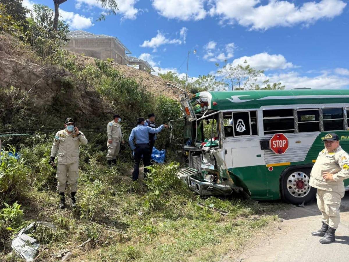 Entre llanto y dolor sepultan a cuatro policías víctimas de accidente en Lempira