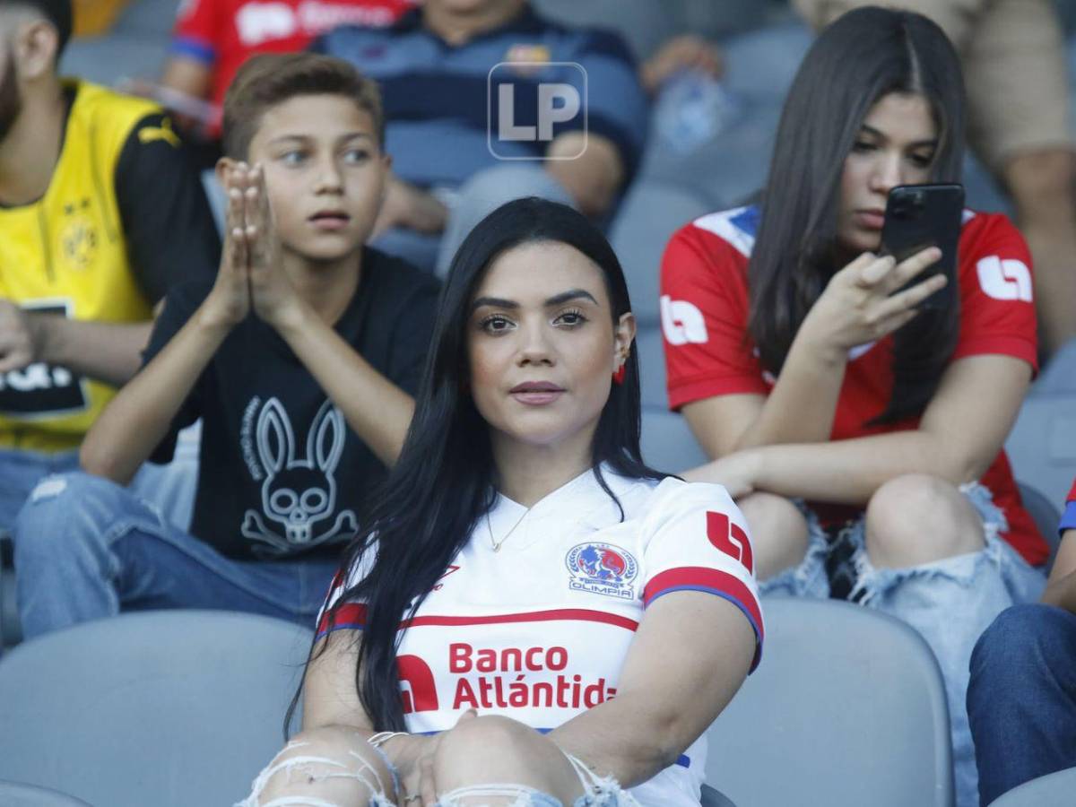 Aficionado disfrazado de jeque, bellas chicas y ambientazo en el Francisco Morazán